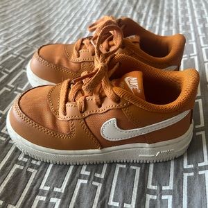 Nike Force 1 LV8 2